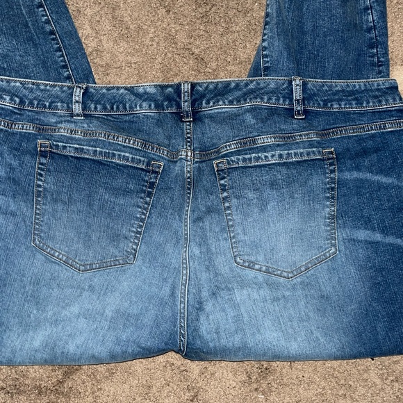 Torrid size 26: CROP BOYFRIEND JEAN - VINTAGE STRETCH MEDIUM WASH - Picture 2 of 3